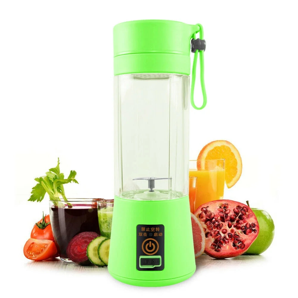 Mixeur portable Slimly vert en train de mixer un smoothie